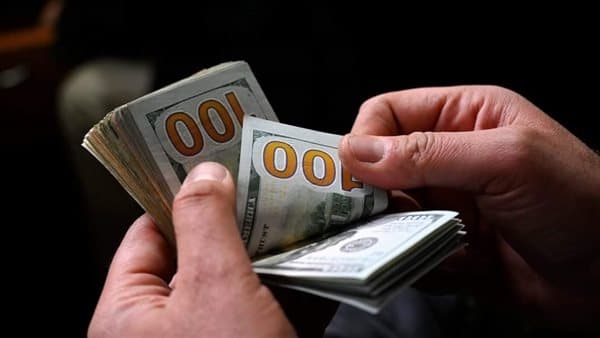  سعر صرف الدولار يلامس 157 ألف دينار