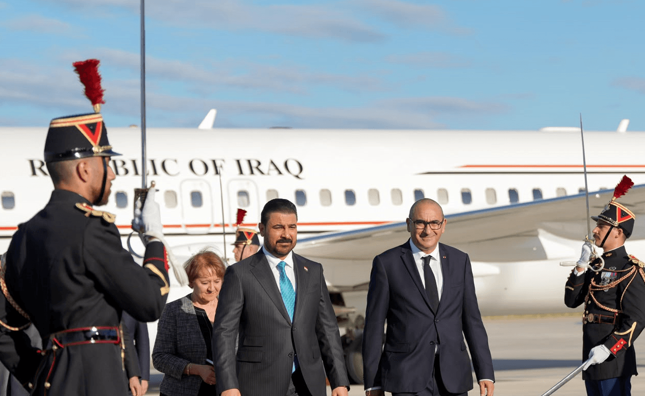 رئيس الوزراء علي الزيدي يصل العاصمة الفرنسية باريس في زيارة رسمية